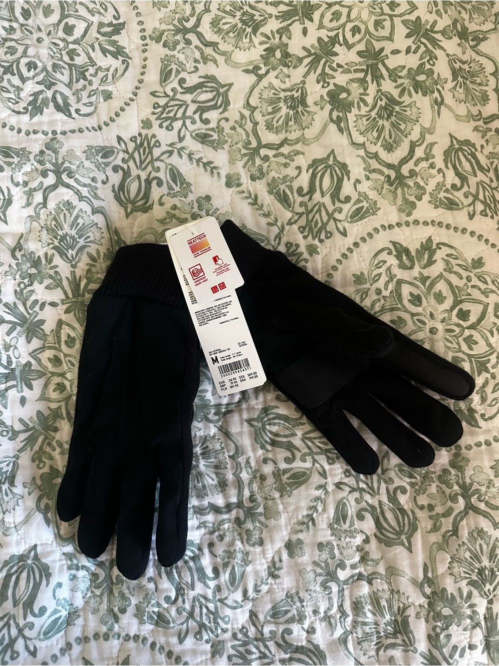 New never worn uni qlo heat tech gloves